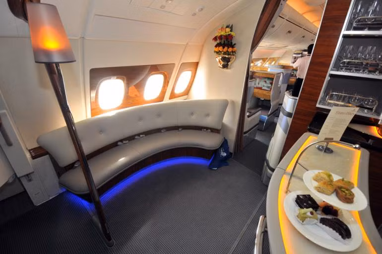 Quầy bar được thiết kế rất sang trọng, đẹp mắt, sẵn sàng phục vụ hành khách bất cứ lúc nào.