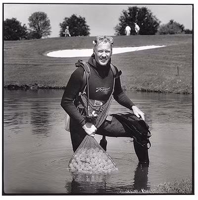 Người đàn ông trong hình ở Kissimmee, Florida có nghề chính là đi nhặt bóng đánh golf, sửa chữa chúng rồi bán lại với giá khoảng 5-6 xu/quả.