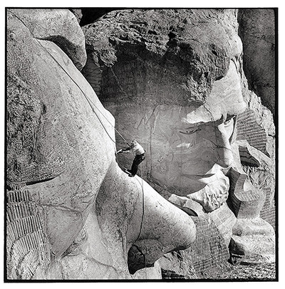 Họ là những người thợ vá các vết nứt trên những bức tượng điêu khắc bằng đá khổng lồ. Công việc này vô cùng nguy hiểm, đòi hỏi thần kinh vững vàng và sự tỉ mỉ, cẩn thận.