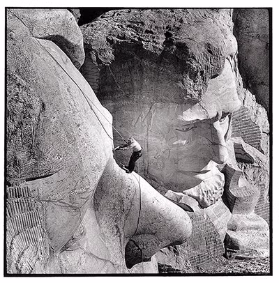 Họ là những người thợ vá các vết nứt trên những bức tượng điêu khắc bằng đá khổng lồ. Công việc này vô cùng nguy hiểm, đòi hỏi thần kinh vững vàng và sự tỉ mỉ, cẩn thận.