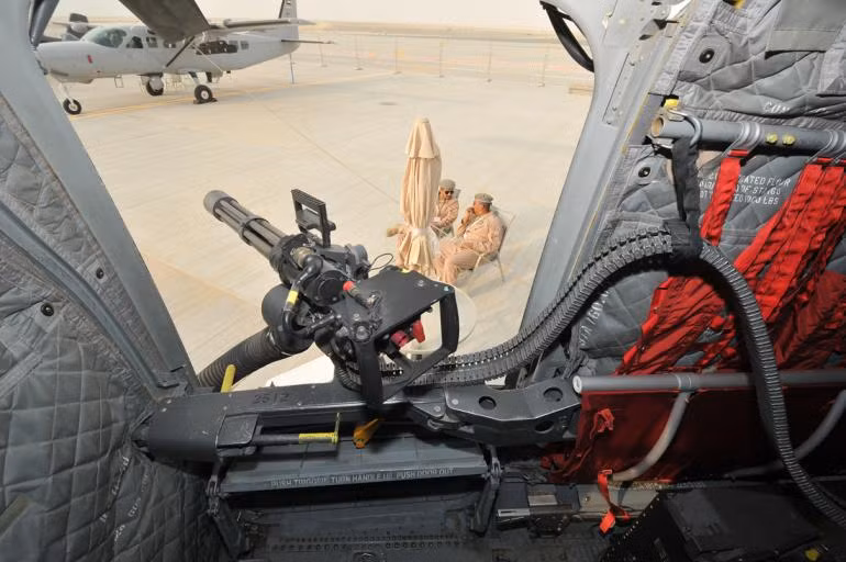 Súng sáu nòng trang bị trên chuyên cơ quân sự.