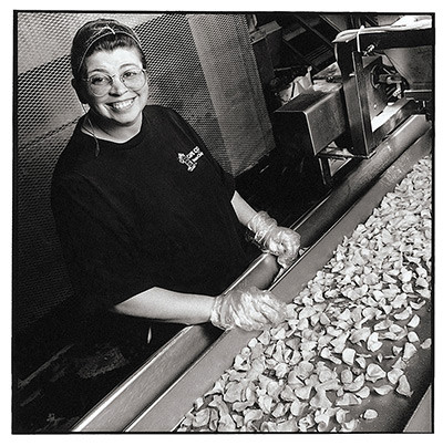 Hàng ngày, cô Cindy Pina, Hyannis, Massachusetts phải kiểm tra kỹ càng các miếng khoai tây sao cho chúng được chiên ngon và đều nhất trước khi đóng gói.
