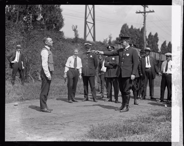 Linh mục Casimir Zeglen Garnerin đã phát minh và thử nghiệm thành công áo chống đạn đầu tiên vào ngày 10/07/1897 sau cái chết của Thị trưởng Chicago Carter Harrison vào năm 1893.