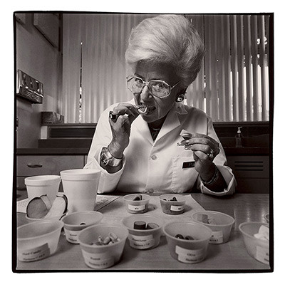 Cách tốt nhất để kiểm tra thực phẩm là nếm chúng. Vì vậy, cô Patricia Patterson tại Manhattan, Kansas được thuê để nếm và đánh giá thức ăn dành cho các chú cún.