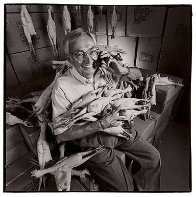 Gene Rose (Salt Lake City, Utah) đã trở thành triệu phú của Mỹ nhờ vào việc sản xuất và bán những chú gà bằng cao su.