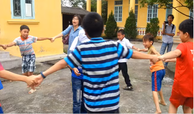 Các cháu được cho là bị ngộ độc sữa đang chơi đùa vui vẻ.