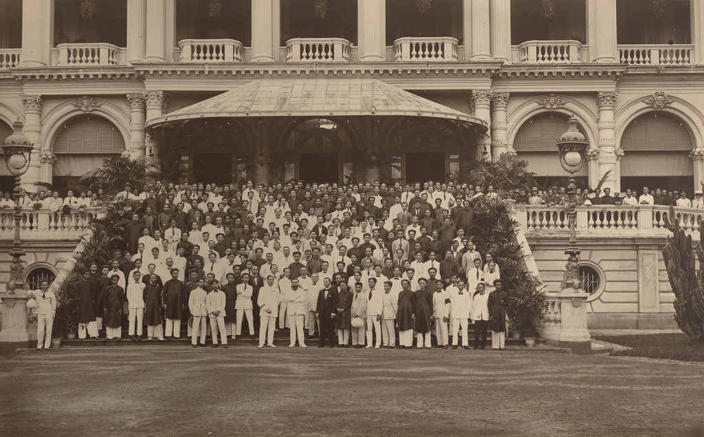 Toàn quyền Alexandre Varenne chụp ảnh lưu niệm cùng các quan chức tại Dinh Norodom ngày 18/11/1925. Ảnh tư liệu.