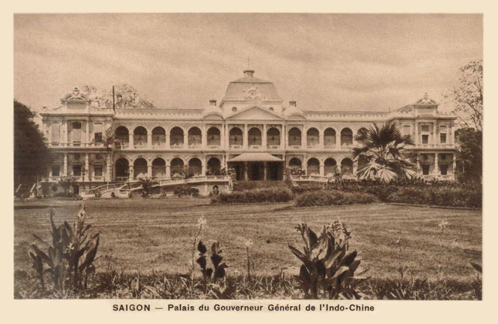 Dinh Norodom trên một tấm bưu thiếp thời xưa. Đây là một dinh thự lớn với mặt tiền rộng 80 m, mang phong cách kiến trúc thuộc địa, nằm trong một khuôn viên rộng với nhiều cây xanh và thảm cỏ. Ảnh tư liệu.