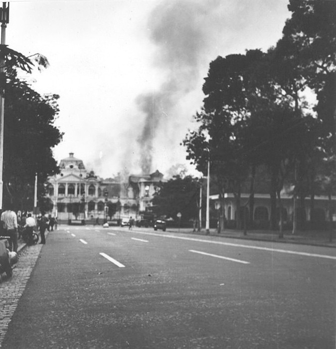 Ngày 26/2/1962, hai viên phi công thuộc Quân lực Sài Gòn là Nguyễn Văn Cử và Phạm Phú Quốc đã nổi loạn, lái hai máy bay AD-6 ném bom vào Dinh Độc Lập, làm sập toàn bộ phần chính cánh trái của Dinh. Ảnh: Douglas Pike.