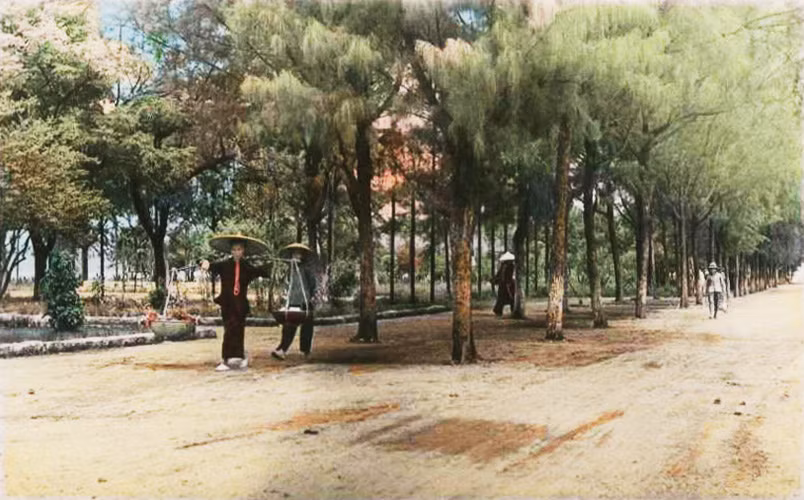 Người Hoa bán hàng rong ở Hòn Gai năm 1954. Ảnh tư liệu.