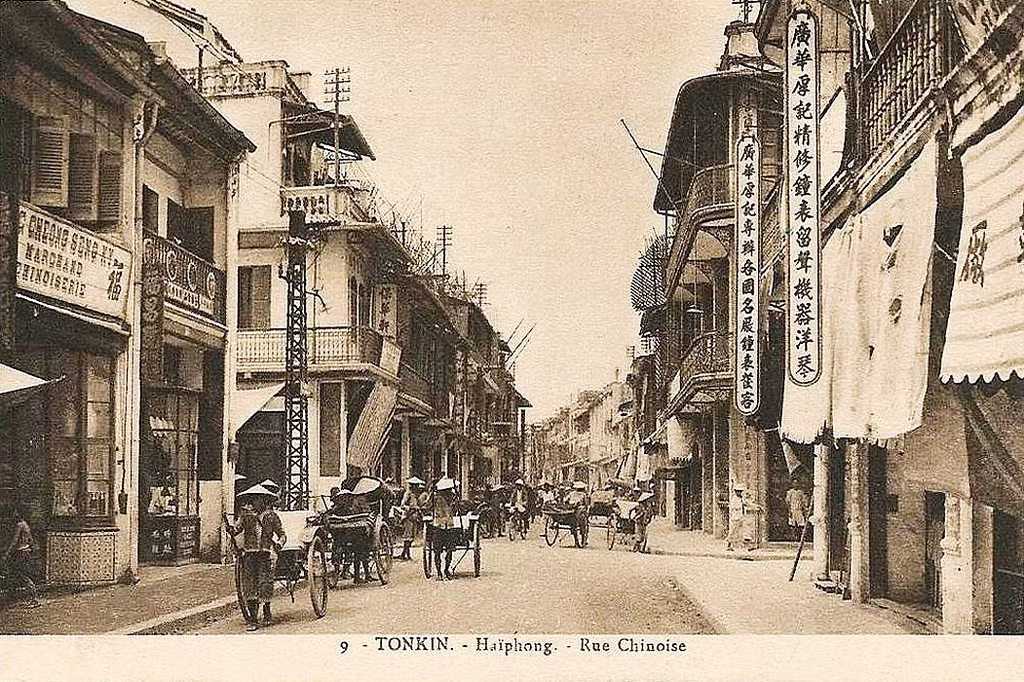 Xe kéo tay hoạt động trên phó Tàu ở Hải Phòng thời thuộc địa. Ảnh tư liệu.