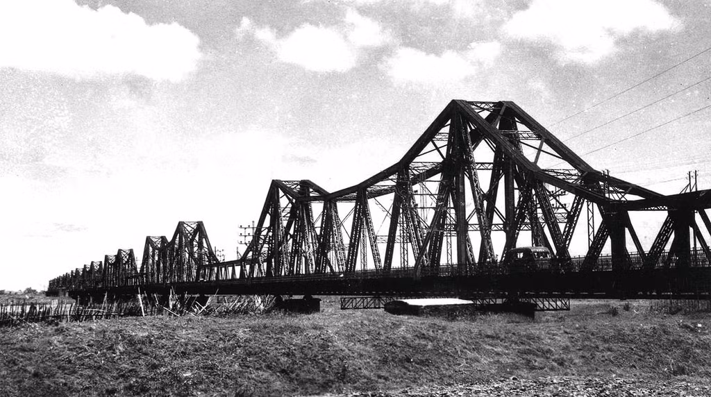 Cầu Long Biên năm 1950. Ảnh tư liệu.