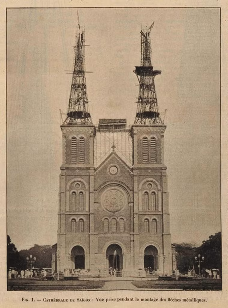 Năm 1895, nhà thờ được xây thêm hai tháp chuông ở mặt trước. Ảnh tư liệu.