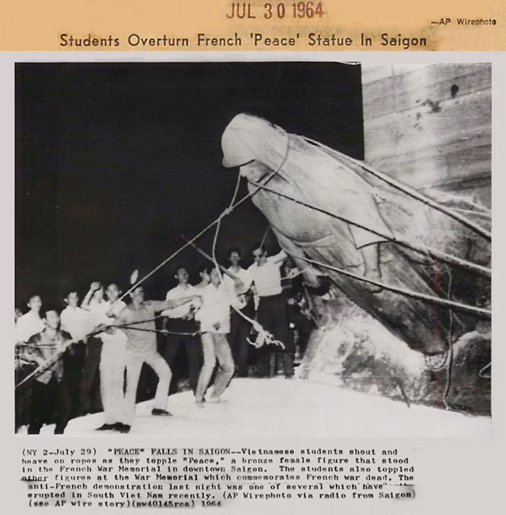 Vào năm 1964, các sinh viên theo khuynh hướng dân tộc đã gây ra một cuộc bạo loạn và kéo đổ các tượng đồng của Pháp. Sau đó, tượng đài bị phá dỡ, và khu vực này được đổi tên thành Công trường Chiến sĩ. Ảnh: AP.