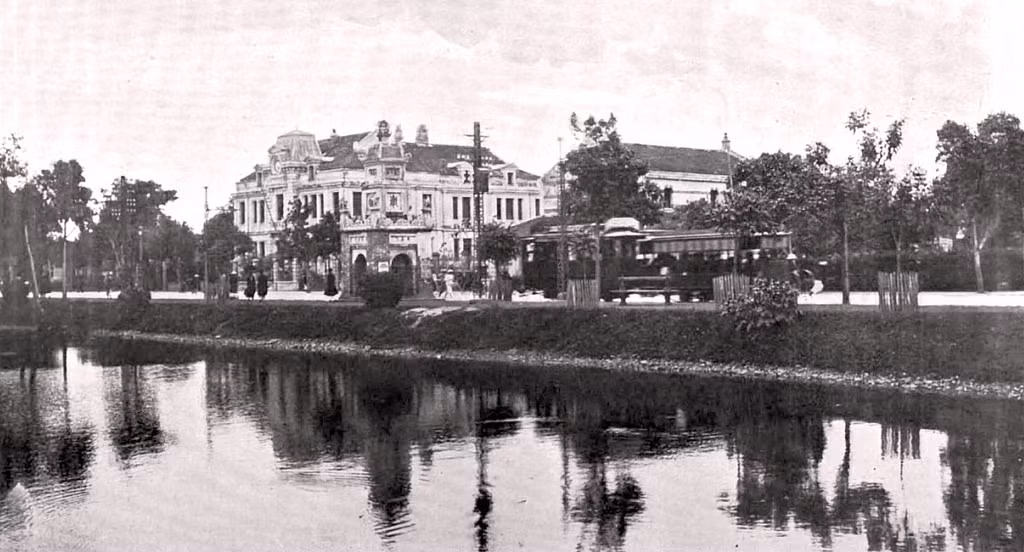 Tháp Hòa Phong và tòa nhà bưu điện cũ bên bờ hồ Gươm năm 1906. Ảnh tư liệu.