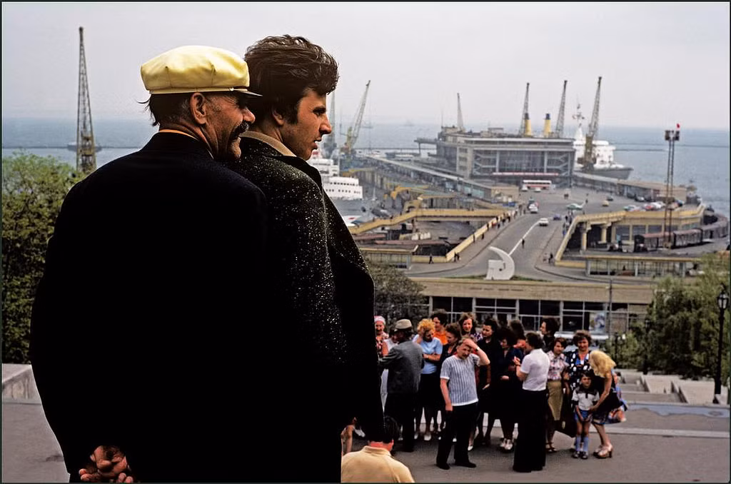 Hai khách đứng trước cầu thang Potemkin, một địa danh mang tính biểu tượng của thành phố cảng Odessa. Ảnh: Ian Berry / Magnum Photos.