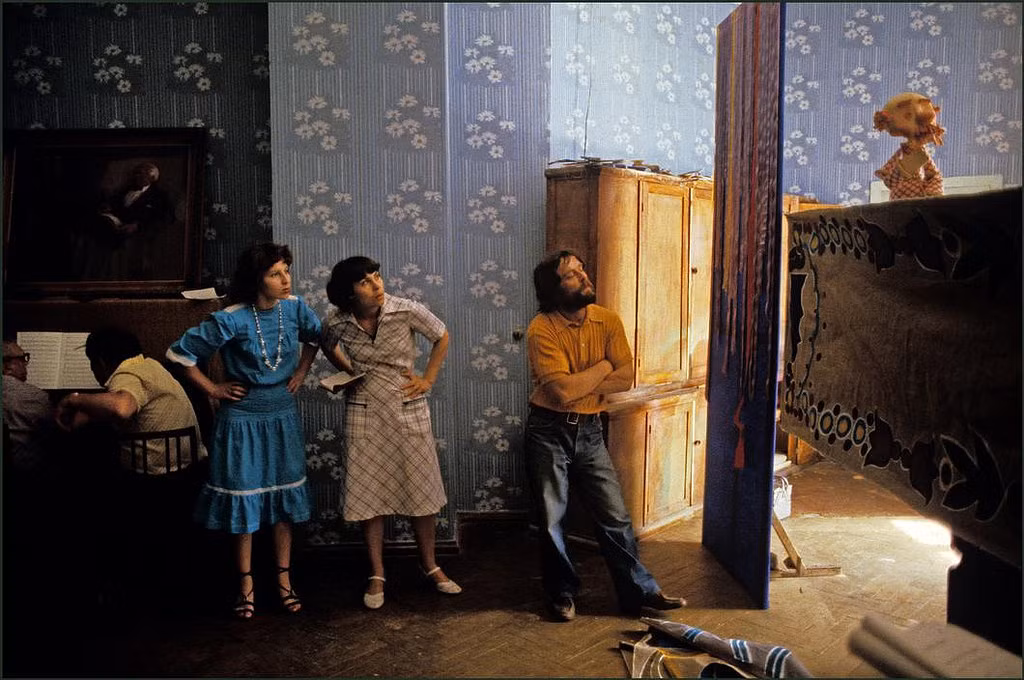 Hậu trường buổi biểu diễn múa rối tại một nhà hát ở Odessa. Ảnh: Ian Berry / Magnum Photos.