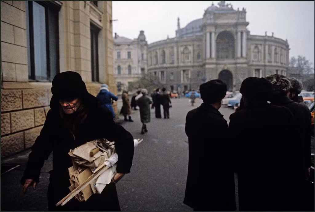 Phía trước nhà hát giao hưởng của thành phố. Ảnh: Ian Berry/Magnum Photos.