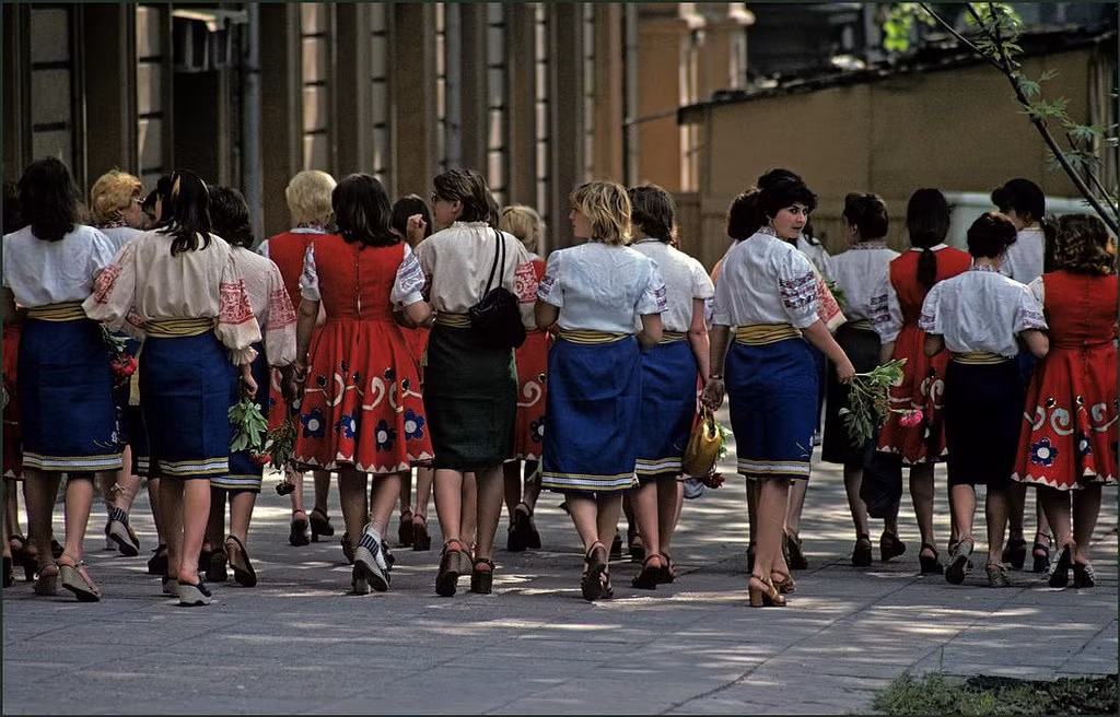Những người phụ nữ mặc đồng phục ra về sau một sự kiện truyền thống ở trung tâm thành phố. Ảnh: Ian Berry / Magnum Photos.