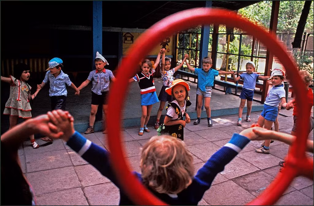 Trẻ em chơi mèo đuổi chuột trong một trường mẫu giáo của nhà nước. Ảnh: Ian Berry / Magnum Photos.