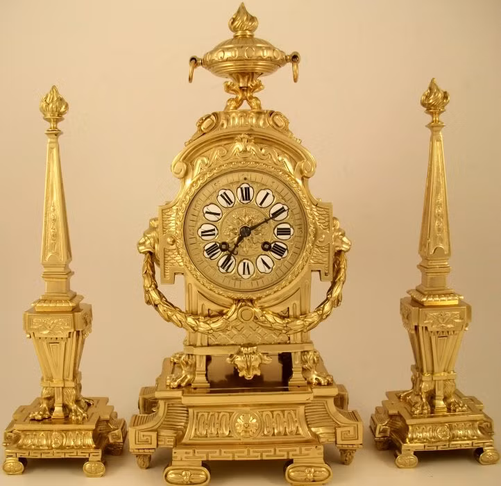 Nếu các gia đình bình dân phải lo lắng cho cái ăn, cái mặc trong ngày Tết thì tầng lớp giàu có sẵn sàng chi tiến để mua sắm các nội thất xa xỉ trang hoàng cho ngôi nhà. Đó có thể là những vật dụng truyền thống như tượng thờ, bình hoa... hay các vật dụng kiểu Tây như máy hát, đồng hồ, đèn chùm... Ảnh: Ian Burton Antique Clocks.