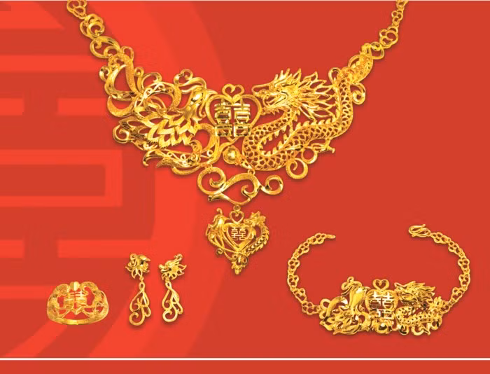 Với phụ nữ nhà giàu, Tết là dịp để mua sắm các món đồ trang sức bằng vàng bạc. Với những người đã mua từ những năm trước, họ sẽ mang đồ trang sức đi đánh bóng lại để đeo vào dịp này. Ảnh: SJC.