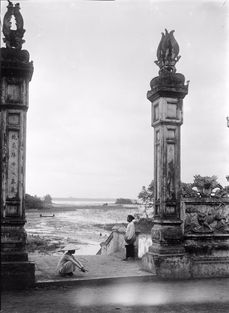 Từ cổng đền Quán Thánh nhìn về hồ Tây. Ngày nay một phần diện tích mặt hồ ở khu vực này đã trở thành công viên. Ảnh tư liệu.