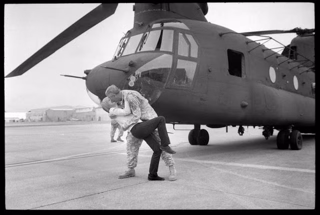 Người sĩ quan già chụp ảnh cùng vợ ở sân bay, trước trực thăng Chinook. Ảnh tư liệu.