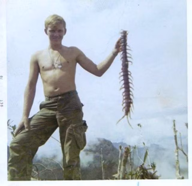 Một lính Mỹ chụp ảnh tự sướng với con rết "khổng lồ" bắt được ở nơi đóng quân trong chiến tranh Việt Nam. Thực ra con rết được treo bằng dây và đặt gần ống kính máy ảnh nên gây cảm giác lớn hơn bình thường. Ảnh tư liệu.