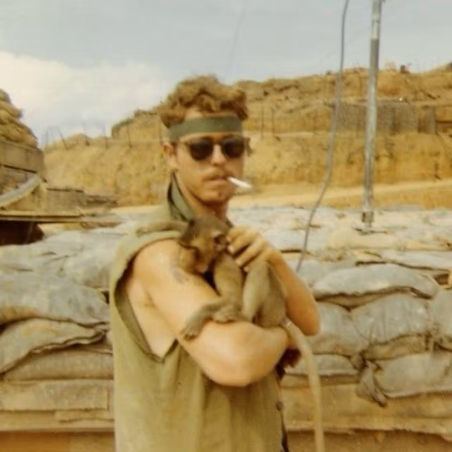 Người lính Mỹ này chụp ảnh với chú khỉ cưng được nuôi ở căn cứ. Ảnh tư liệu.