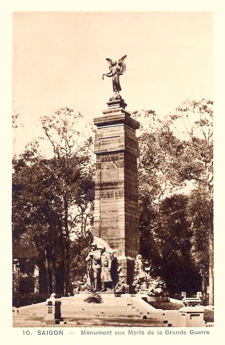 Do công trình có tượng ba binh sĩ Pháp bằng đồng nên người dân địa phương thường gọi khu vực này là Công trường Ba Hình. Ảnh tư liệu.