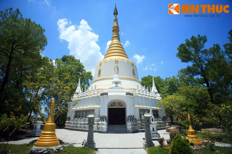 Các công trình của chùa đều mang đậm dấu ấn Phật giáo Nam tông, với điểm nhấn là ngôi bảo tháp màu trắng đỉnh vàng cao vút, uy nghi mà thanh thoát giữa nền trời, được xây dựng theo phong cách Miến Điện.