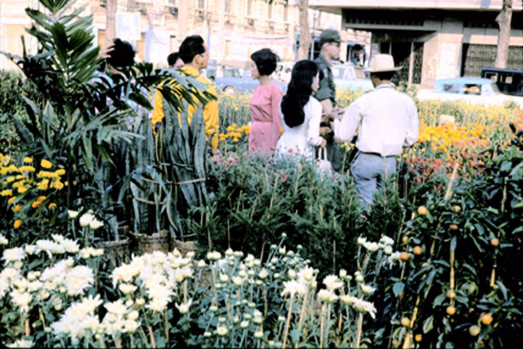 Một góc chợ hoa Tết ở đại lộ Nguyễn Huệ, còn gọi là đường hoa Nguyễn Huệ, trong dịp Tết Nguyên đán ở Sài Gòn năm 1969. Ảnh: Vietnam Center and Archive.