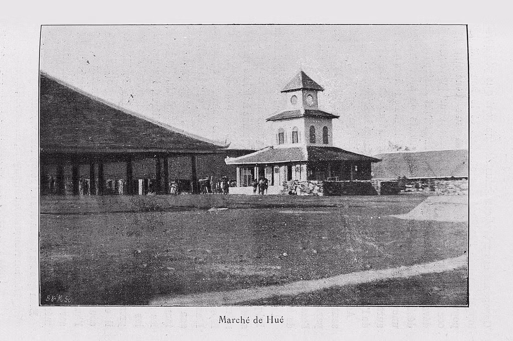 Lầu chuông chợ Đông Ba được xây từ thời Thành Thái, đến thời Pháp thuộc trở thành tháp đồng hồ, là một nét kiến trúc đặc trưng của khu chợ nổi tiếng cố đô Huế xưa, năm 1900. Ảnh tư liệu.