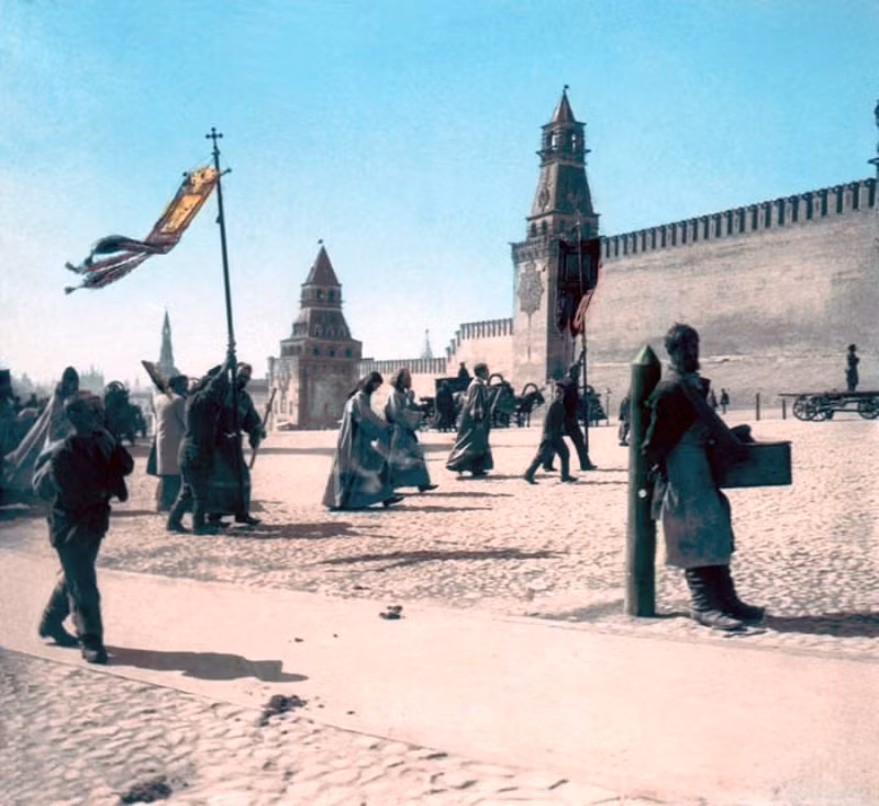 Đám rước tượng Chúa ở Moscow, nước Nga năm 1896. Ảnh: Collection Scheufler.