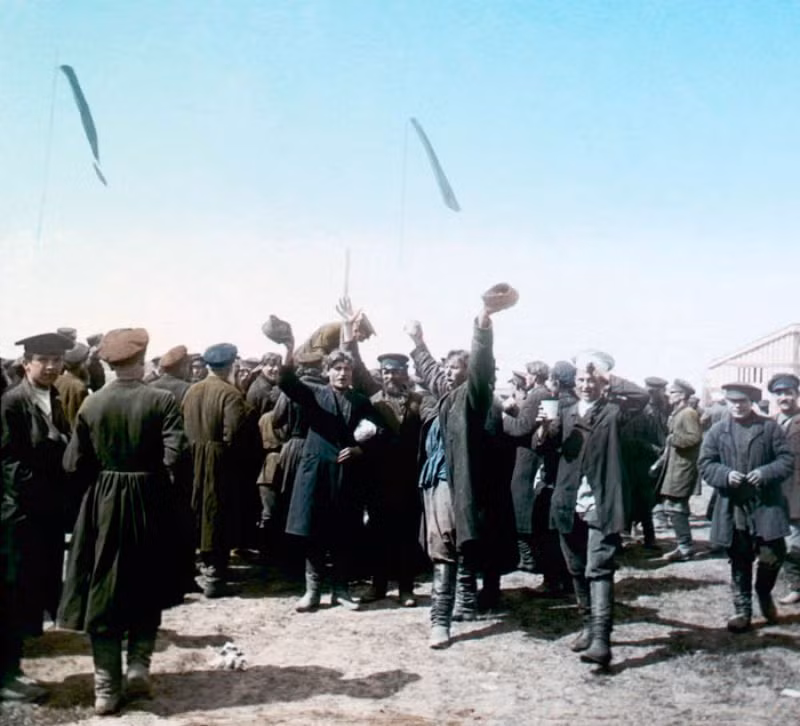 Dân chúng hô vang "Sa hoàng muôn năm" tại quảng trường Khodinka. Ảnh: Collection Scheufler.