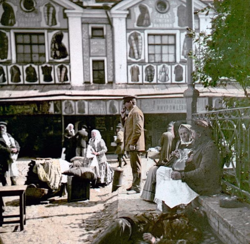 Chợ đồ cũ ở St. Petersburg. Ảnh: Collection Scheufler.