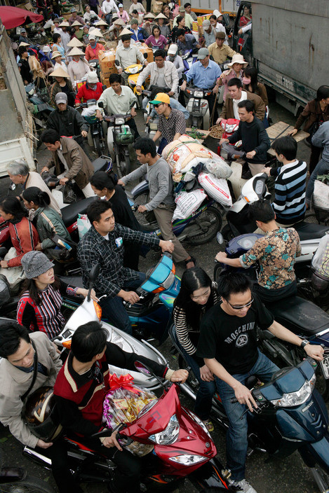 Đường xá ùn tắc ở khu vực chợ Đồng Xuân ngày 27 tháng Chạp. Ảnh: John Vink/Magnum.