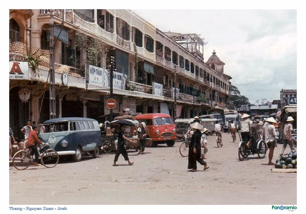 Dãy nhà bên hông chợ Bình Tây, thập niên 1960 - 1970. Ảnh tư liệu.