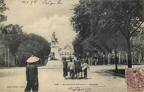 Tượng đài Gambetta nằm ở ngã tư Norodom - Pellerin (nay là ngã tư Lê Duẩn - Pasteur), phía trước Dinh Norodom. Ảnh tư liệu.