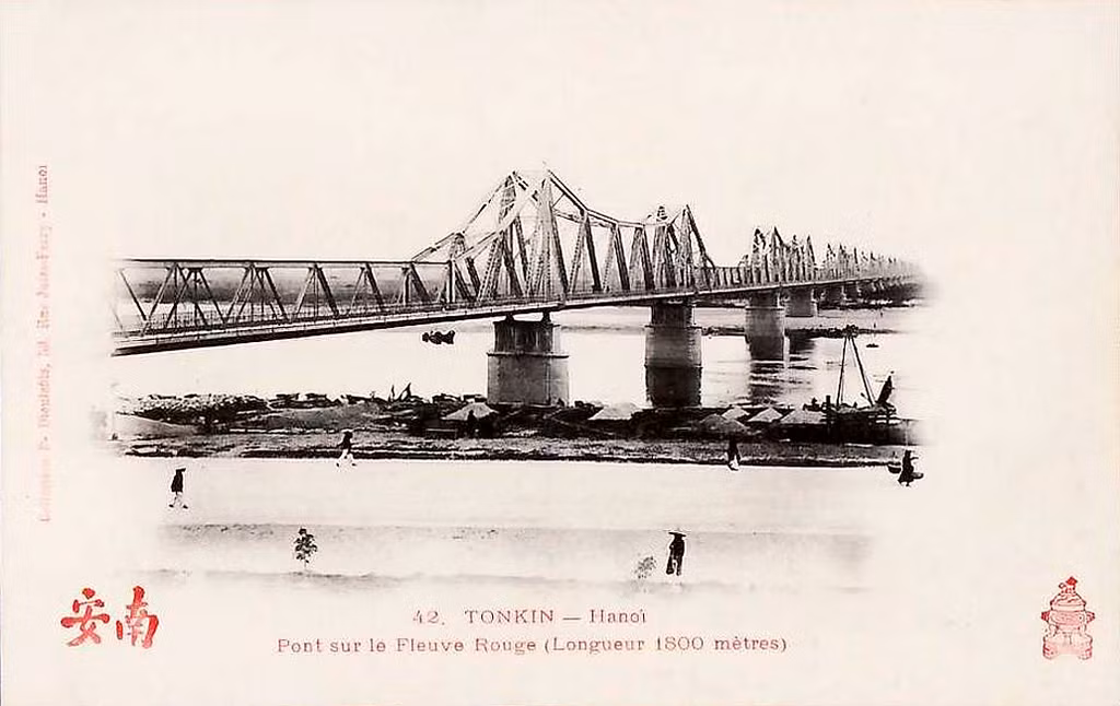 Cầu được người Pháp đặt tên là cầu Doumer, theo tên của Toàn quyền Đông Dương Paul Doumer. Dân gian còn gọi là cầu sông Cái hay cầu Bồ Đề (vì cầu bắc qua bến Bồ Đề ở huyện Gia Lâm). Ảnh tư liệu.