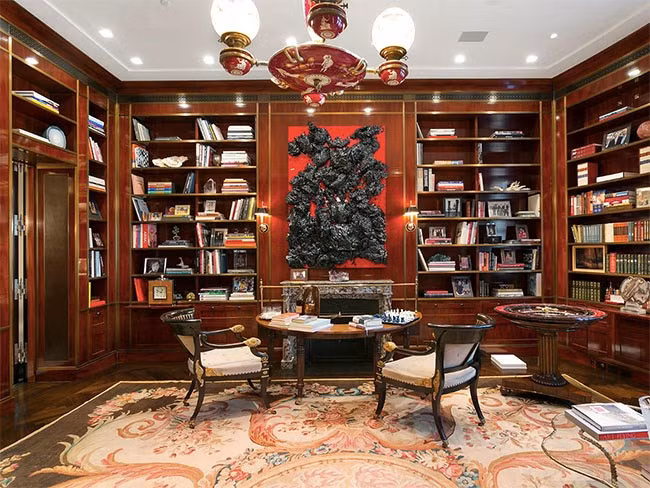 Căn biệt thự có một thư viện nhỏ được trang trí bằng tủ gỗ thông đỏ và phòng hút thuốc được thông gió.