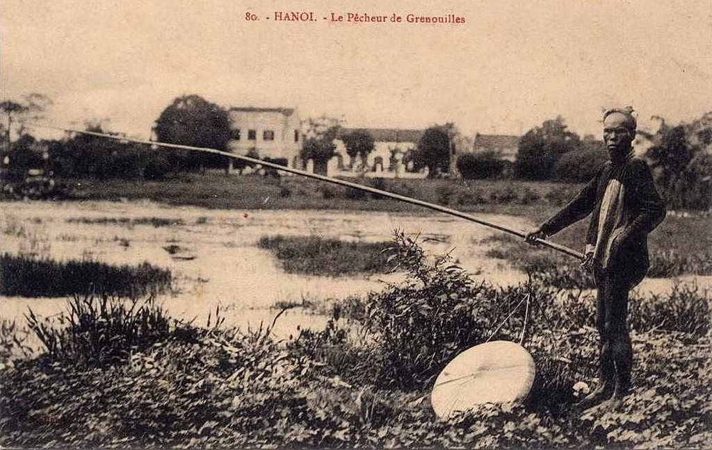 Người nông dân câu ếch ở hồ Tây. Ảnh tư liệu.