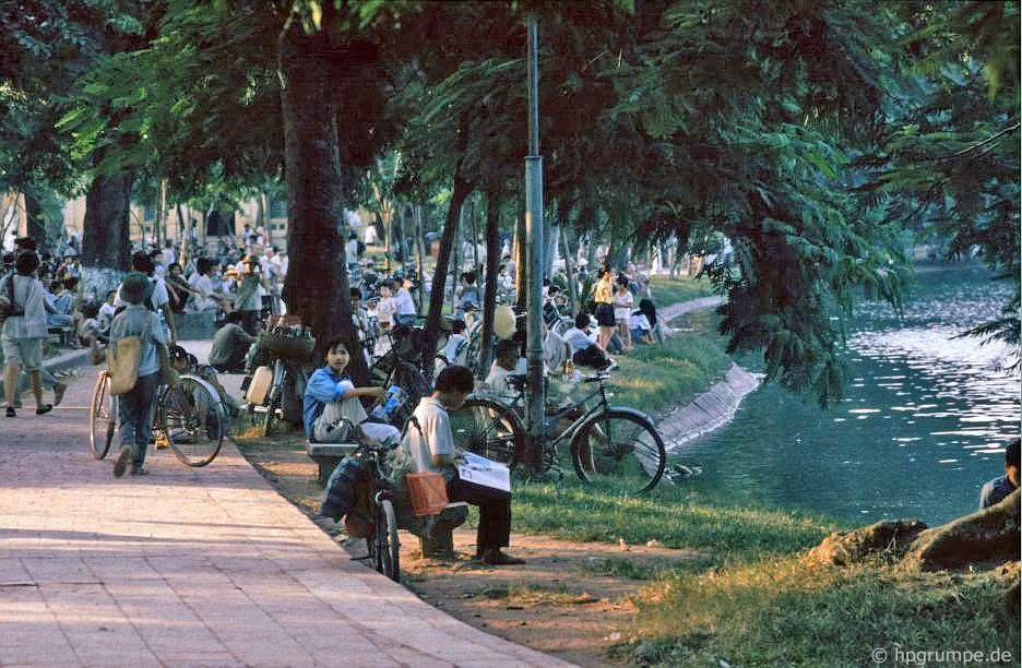 Bờ Hồ Gươm năm 1992. Lúc này, sát mép bờ hồ vẫn là các thảm cỏ xanh, chưa phải là đường lát gạch như ngày nay. Ảnh: Hans-Peter Grumpe.