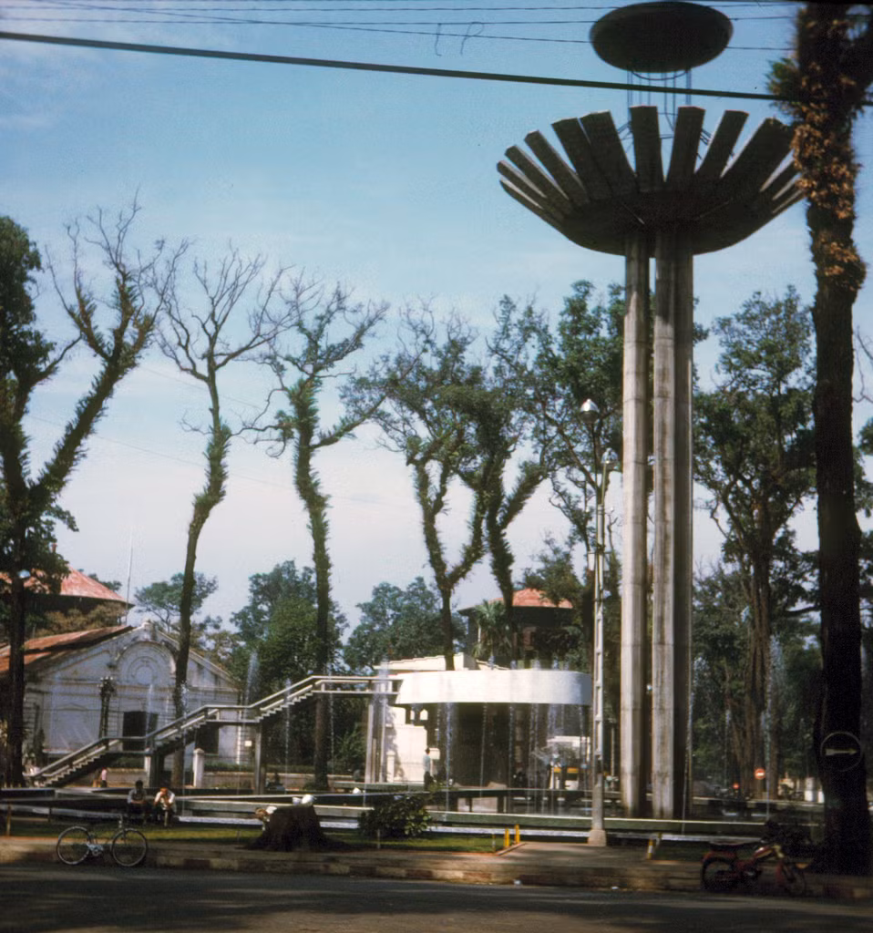 Sau khi tượng đài cũ được phá bỏ, Hồ Con Rùa bắt đầu được xây dựng theo thiết kế của kiến trúc sư Nguyễn Kỳ. Ảnh: Dick Leonhardt.