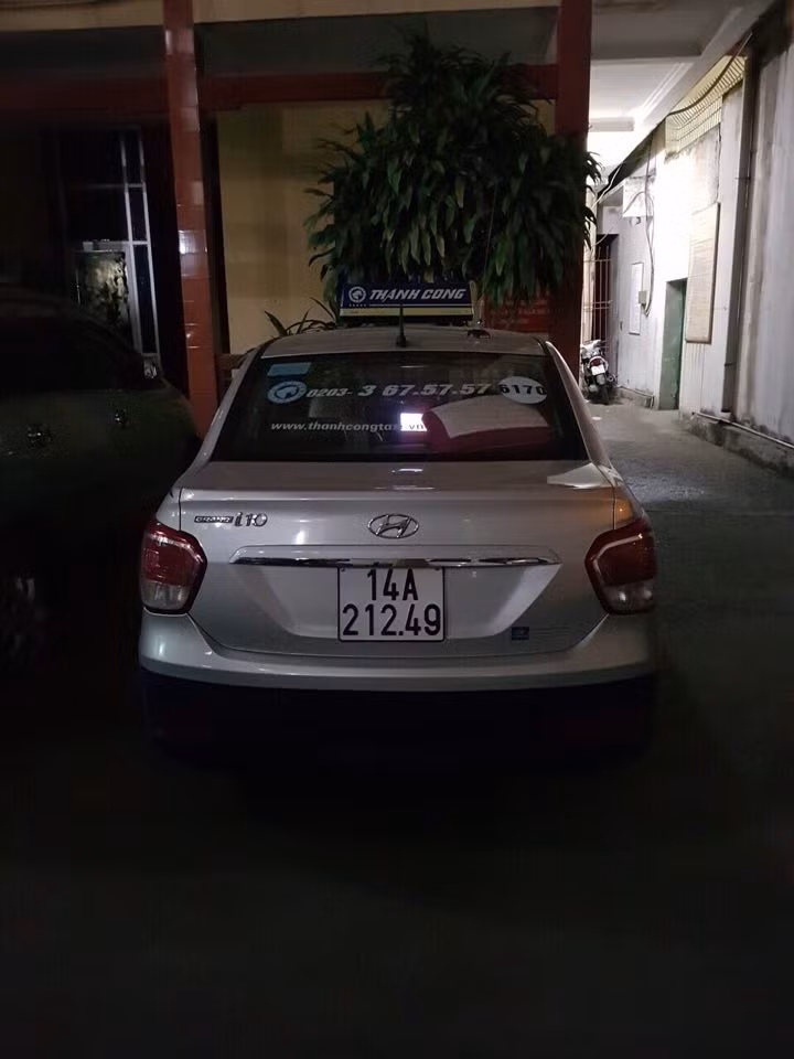 Chiếc xe taxi bị lực lượng chức năng phát hiện chở đối tượng cất giấu ma túy trong người.