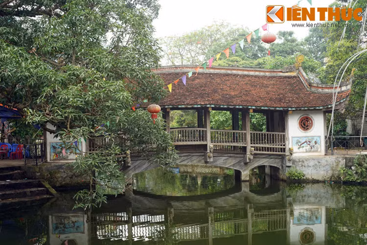 Câu cầy này vốn có lịch sử lâu đời nhưng đã bị phá hủy do chiến tranh vào thập niên 1940. Đến đầu những năm 2000, cầu được tái dựng theo phương thức xây dựng truyền thống