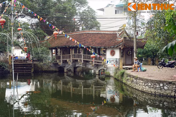 Bắc qua ao đình làng Bình Vọng (xã Văn Bình, Thường Tín, Hà Nội), cầu ngói Bình Vọng là một công trình kiến trúc độc đáo mang đậm dấu ấn của văn hóa truyền thống Việt.