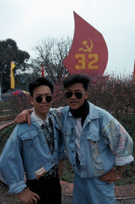 Hai thanh niên tạo dáng trước một bồn hoa ở bờ hồ Hoàn Kiếm. Ảnh: Bruno Barbey/Magnum.