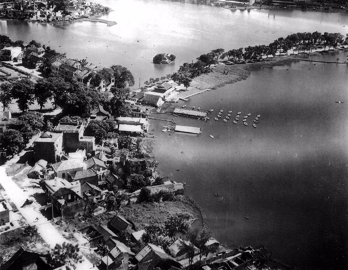 Một góc làng Yên Phụ bên bờ hồ Tây xưa, phía Bắc đường Cổ Ngư. Ảnh tư liệu.